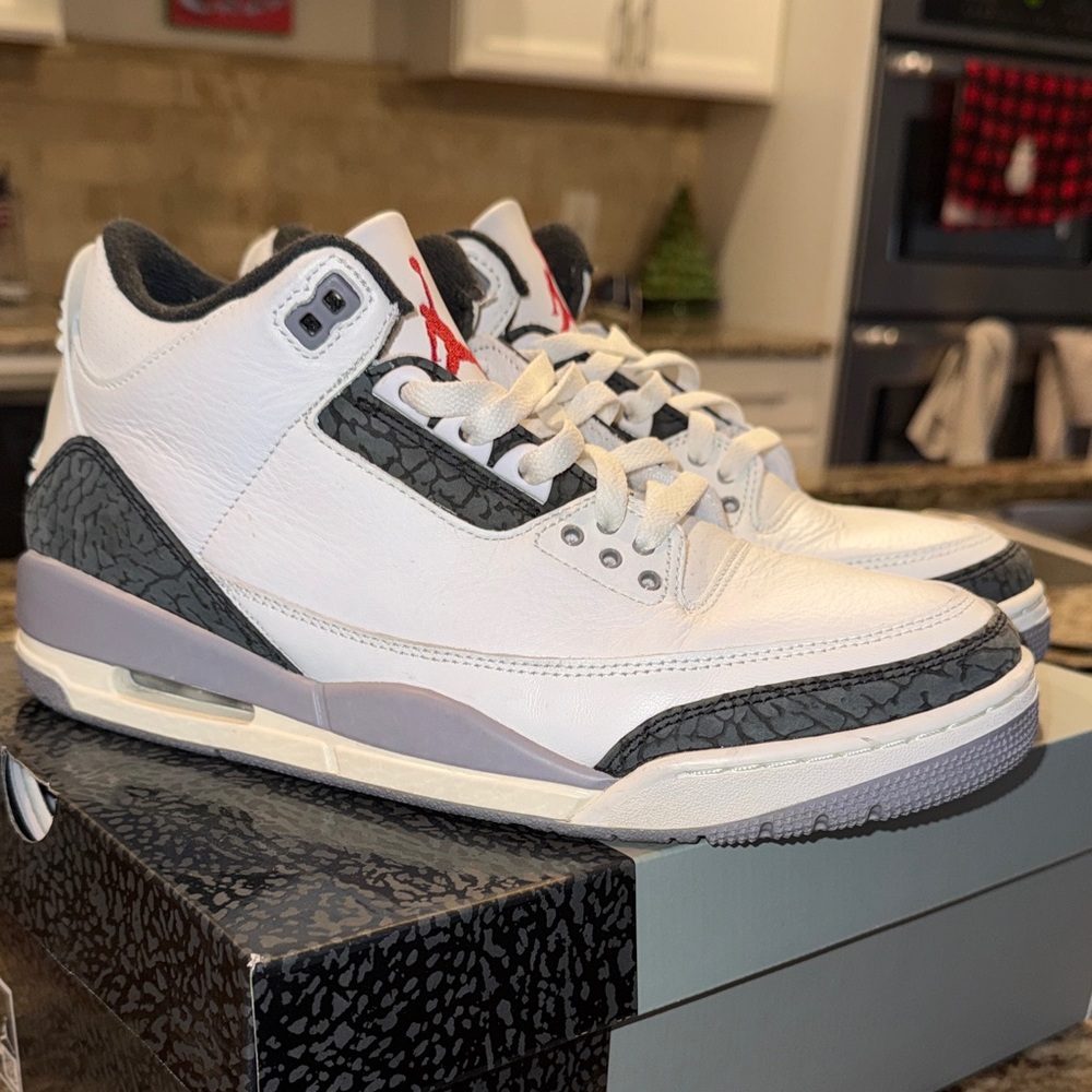 Air Jordan 3 RETRO 
Men’s 9.5